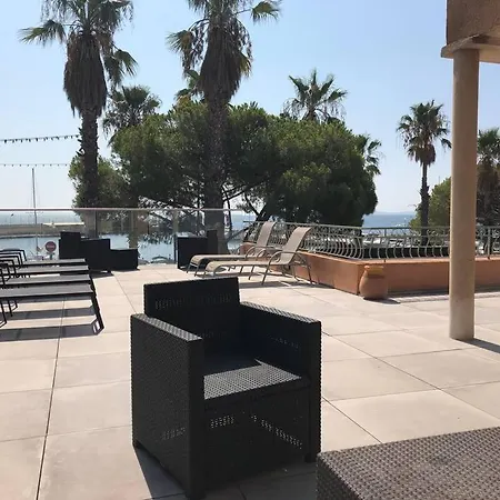 Seaside Terrace Retreat: Spacious 6-person Oasis With Sea Views *
