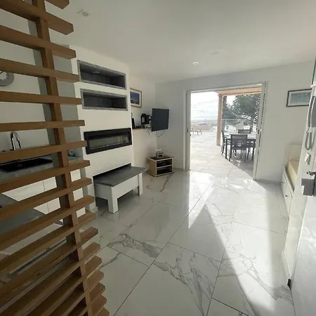 110 M2 De Terras Vue Mer, Pieds Dans L Eau Pour 6 Pers Maxi Avec Clim Et Wifi Fibre Avec 390 Places De Parking Gratuites A Proximite