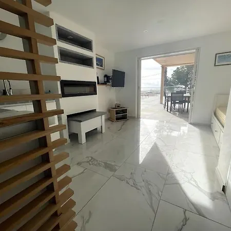 Lägenhet 110 M2 De Terras Vue Mer, Pieds Dans L Eau Pour 6 Pers Maxi Avec Clim Et Wifi Fibre Avec 390 Places De Parking Gratuites A Proximite Hyères