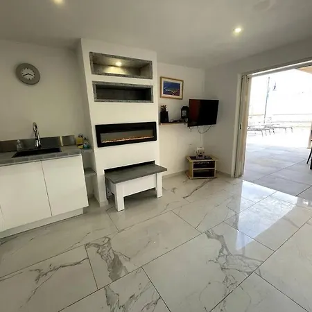 110 M2 De Terras Vue Mer, Pieds Dans L Eau Pour 6 Pers Maxi Avec Clim Et Wifi Fibre Avec 390 Places De Parking Gratuites A Proximite Hyères